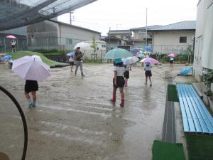 雨降り散歩に出発！