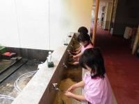 手を洗う5歳児