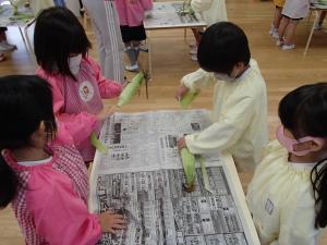 トウモロコシの皮をむいています