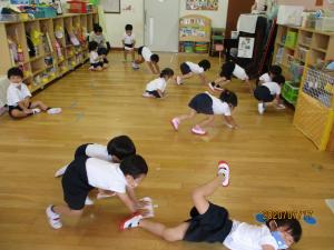 床を拭いています