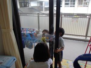 窓を拭いています