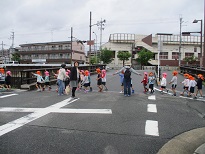 横断歩道を渡るの画像1