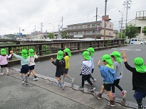 横断歩道を渡るの画像2