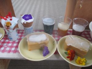 ジュースやケーキを並べて売っています