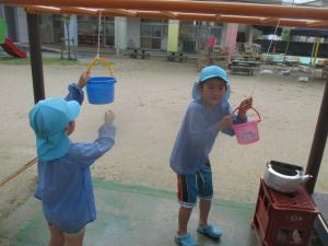 ロープの端と端にバケツをつけて、水をかけようとしています