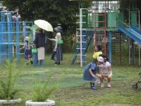 園庭で遊ぶ園児