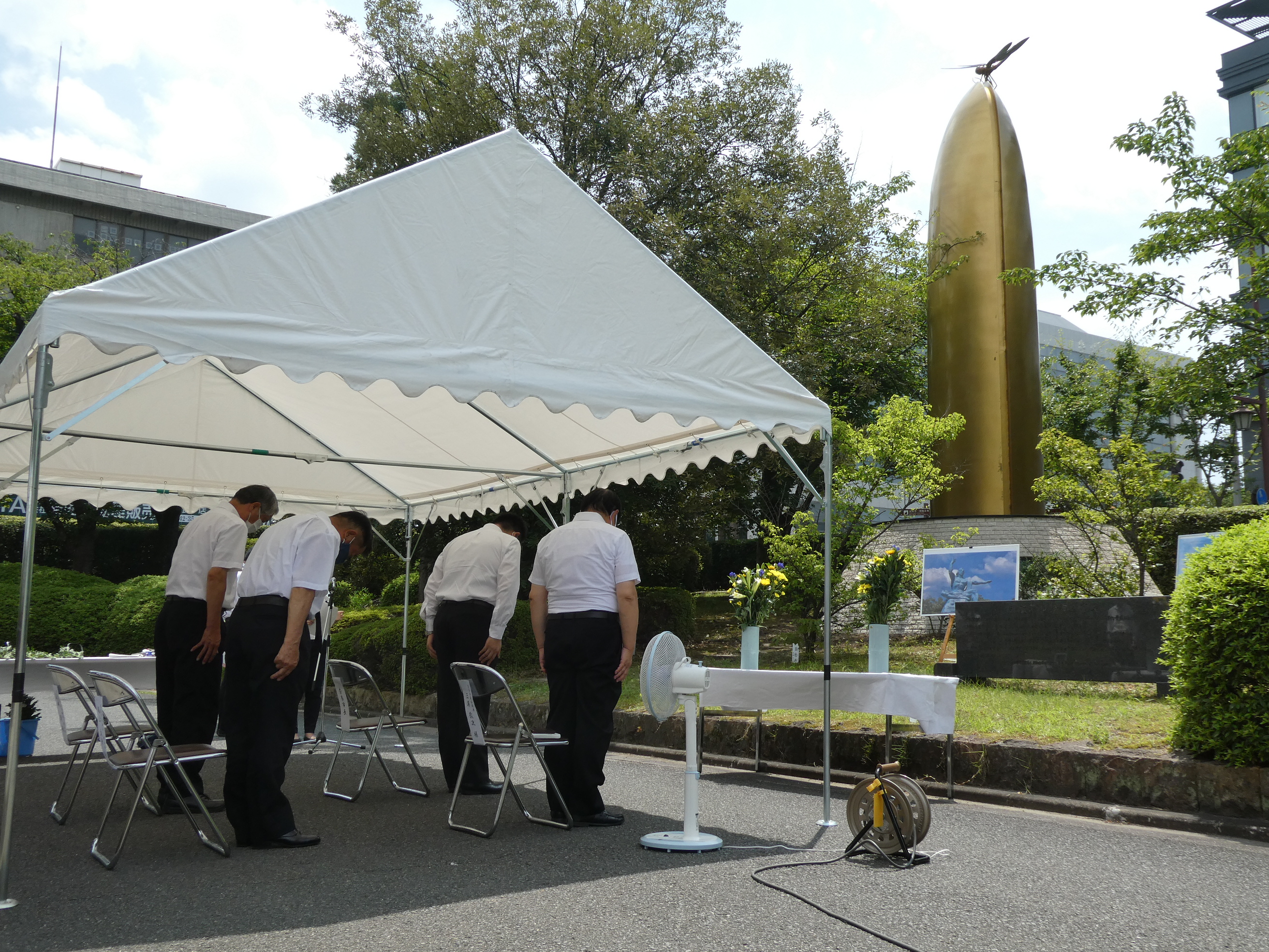 「平和の鐘」の撞鐘事業 黙祷及び献花