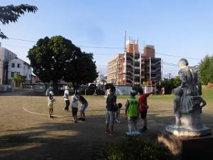 ラジオ体操初日に集まってきた子どもたち