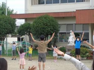 ラジオ体操をしている地域の人たち