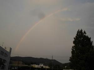夕方に、東の空にかかる虹