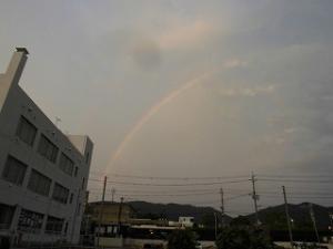 夕方に、東の空にかかる虹