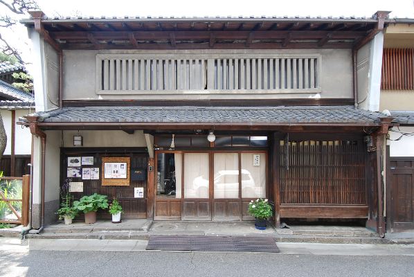 田村青芳園茶舗店舗兼主屋正面外観