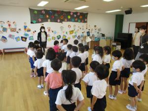 3歳児が園長先生の話を聞いています
