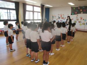 5歳児が園長先生の話を聞いています