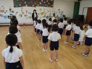 4歳児が園長先生の話を聞いています