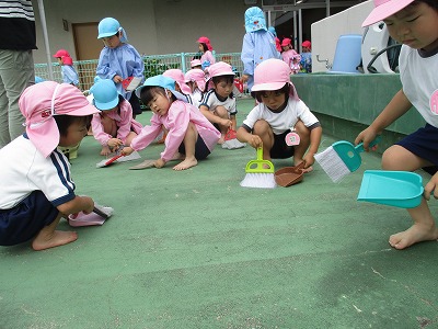 4歳児　掃き掃除