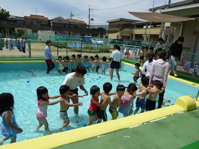 3歳児プール遊び