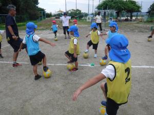 サッカー遊び