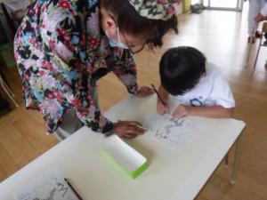 鉛筆で遊ぼうで字を書いている