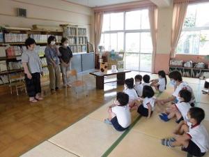 お話の会の方にご挨拶をする5歳児