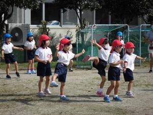 園庭で体操をする園児