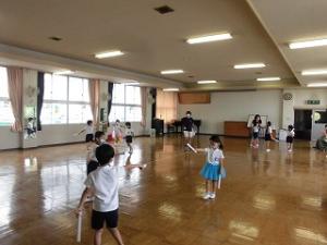 リズム室で曲に合わせて踊る5歳児