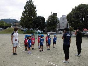 サッカー教室でコーチに挨拶する5歳児