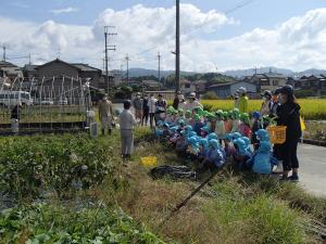 地域の方の話を聞いています。
