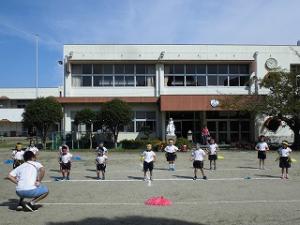 園庭で運動会参観のリズムを練習する4歳児