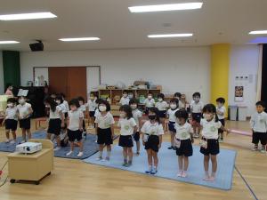 「ぽんぽこたぬき」を歌っています。