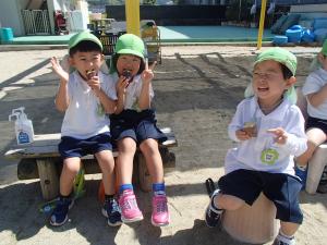 4歳児が食べています