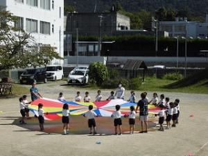 園庭でバルーンをする園児