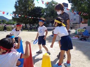 リレーでコース決めのじゃんけんをする５歳児