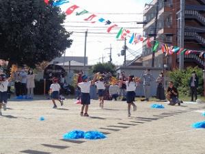 鈴を持って踊る４歳児