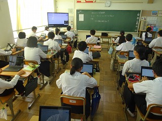 登美ヶ丘中学校のタブレット活用の様子