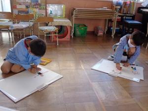 運動会の絵を描く5歳児