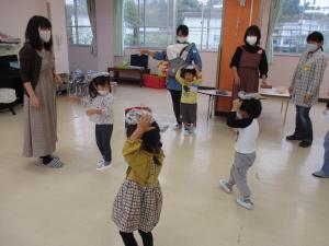 新聞リングを頭にのせたよ
