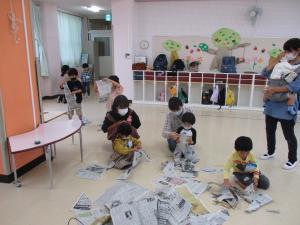 新聞をちぎって遊びました
