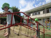 ユラユラ橋を渡る子ども