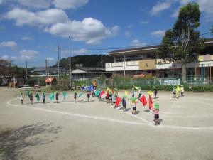 園庭で旗の練習をしている子ども達