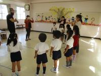 みんなで英語の単語を言っています