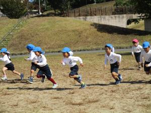 走る子ども達