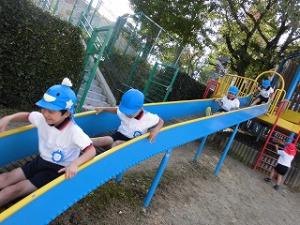極楽坊保育園の滑り台を滑る飛鳥幼稚園児