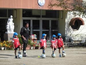 サッカーボールを足でとめている5歳児赤チーム