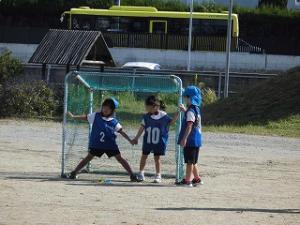 サッカーゴールを守る5歳児青チーム