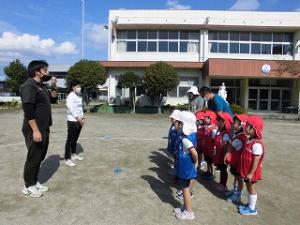 サッカーコーチの話を聞く4歳児