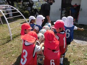 サッカーボールをみんなで運ぶ4歳児