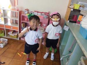 ままごとコーナーで遊ぶ4歳児