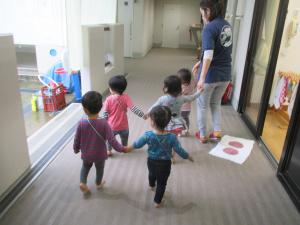 1歳児園内散歩