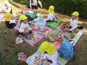 3歳　にじぐみがお弁当を食べています